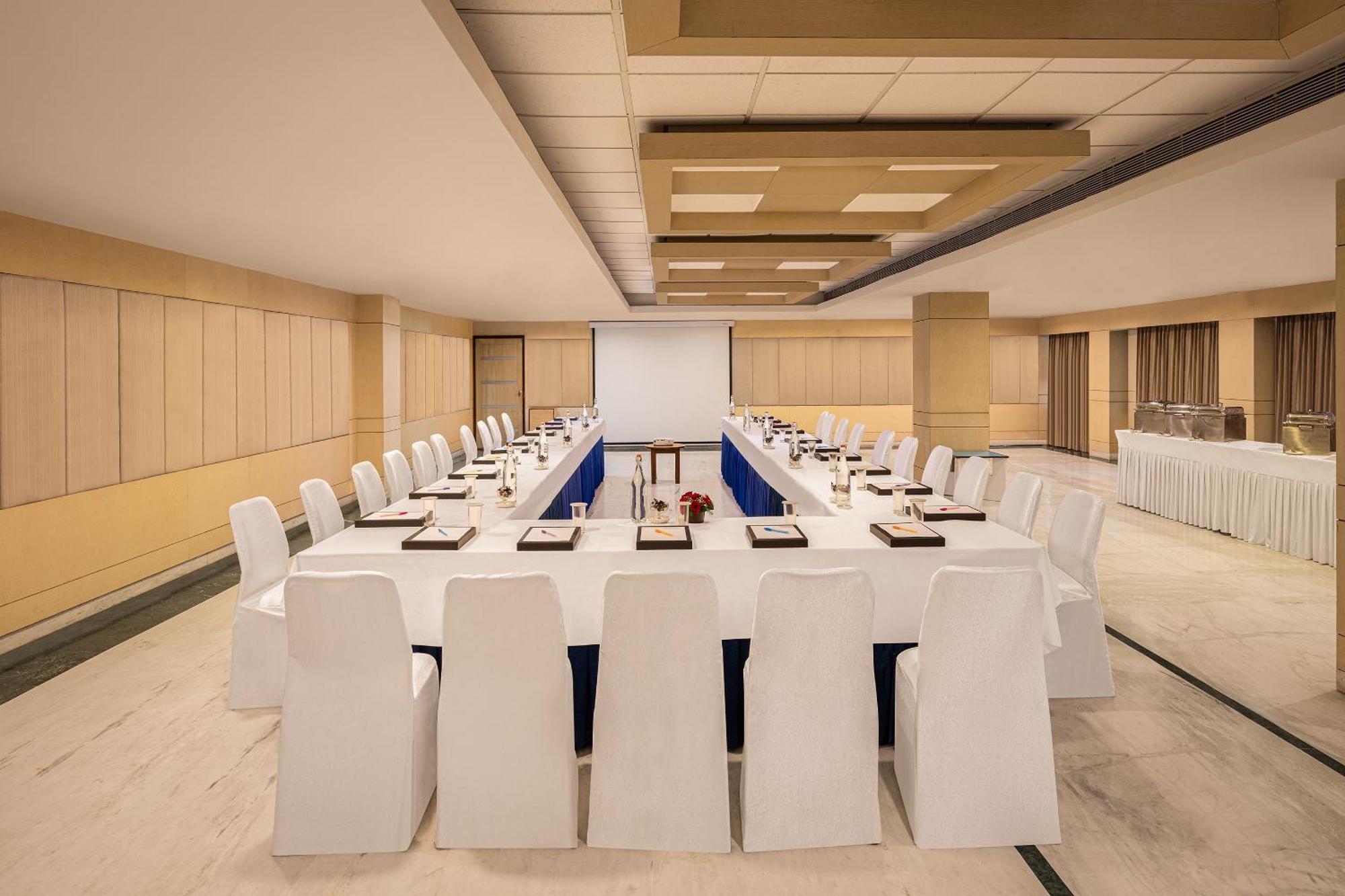 克拉雷斯塔酒店 Hosūr 外观 照片