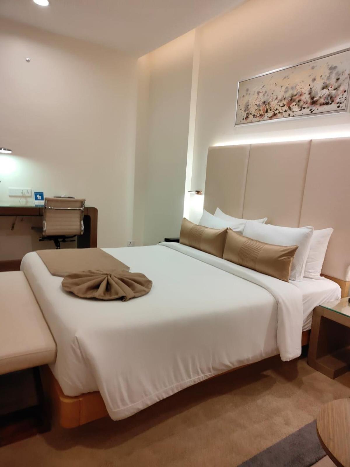 克拉雷斯塔酒店 Hosūr 外观 照片